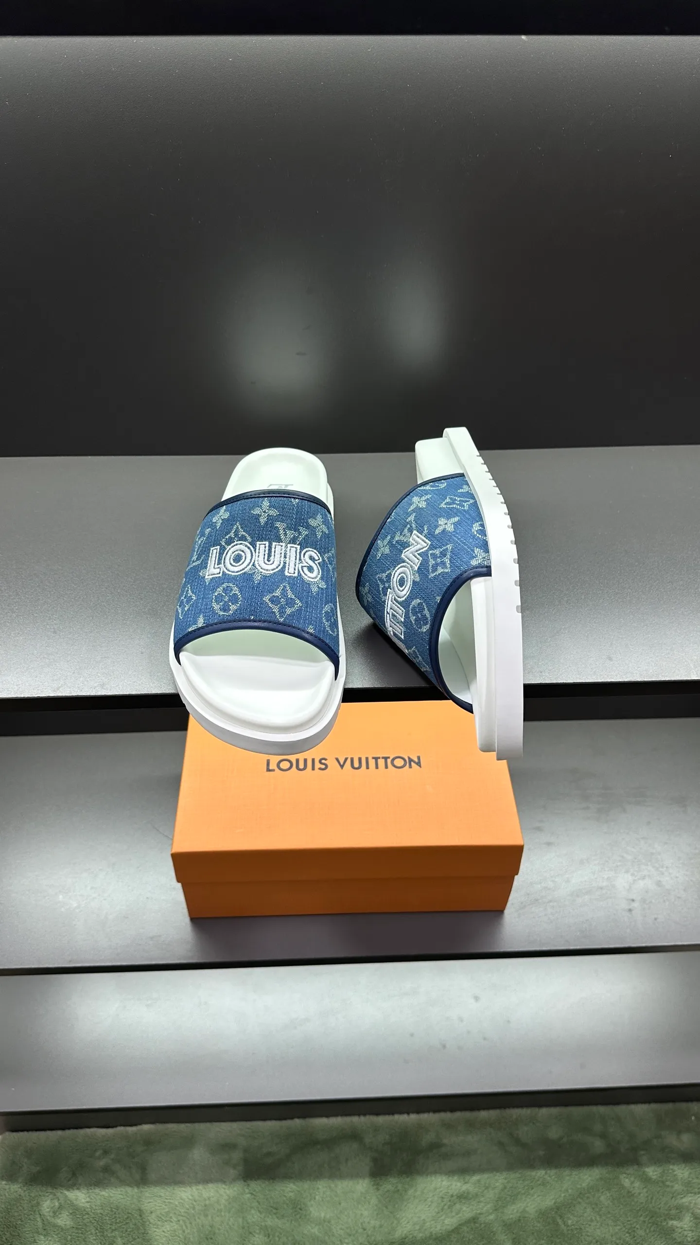 [L Home] P: 300💰Size: 38-45 Top purchasing lv men's summer slippers, classic presbyopia with soft real leather lining, unique color splicing effect, distinctive personality, fashionable and trendy essential style, light and comfortable. Lightweight and tough rubber insole, micro ridged foam outsole, super comfortable!